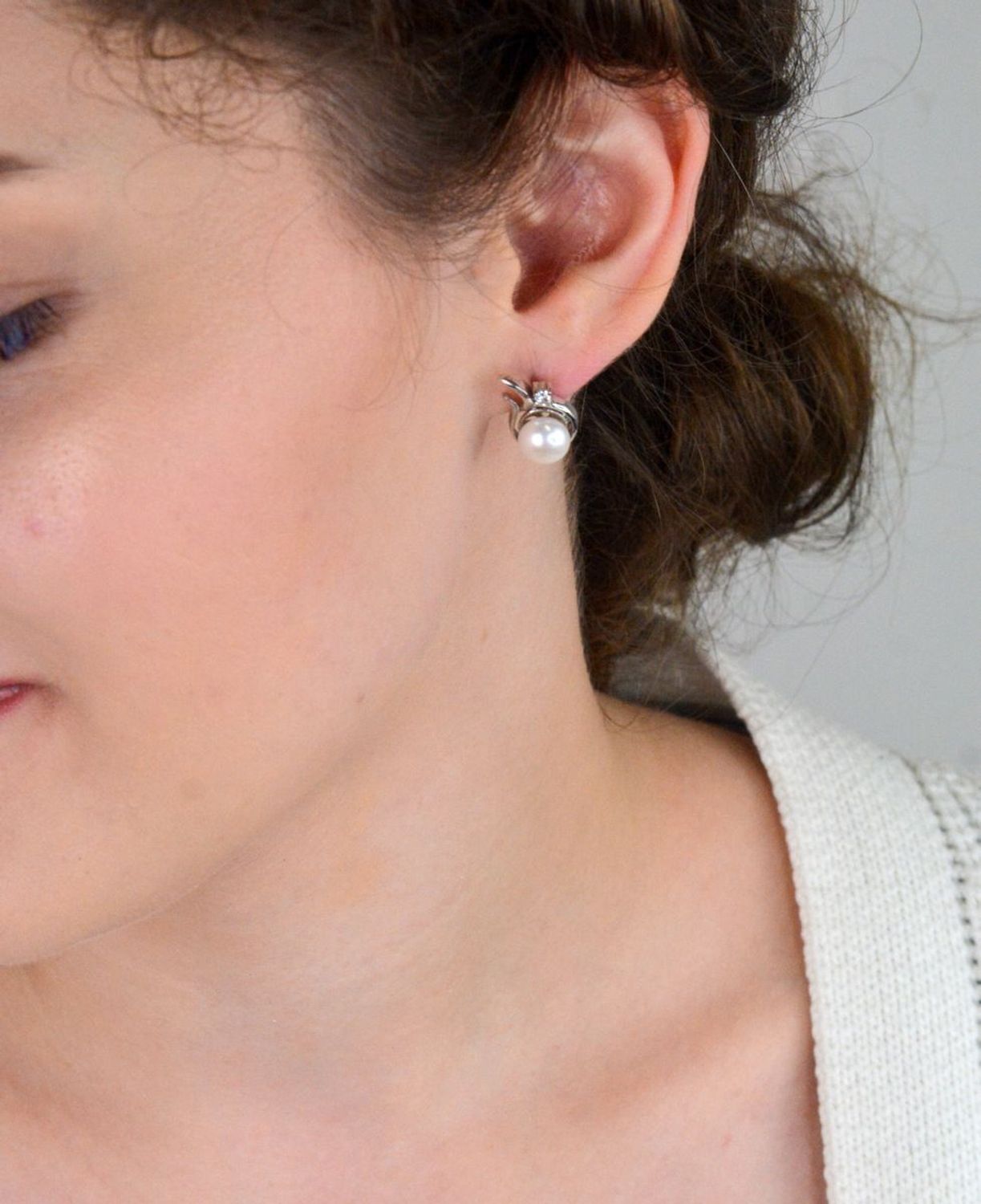 Eleganckie kolczyki srebrne 925 – perła z otoczeniem z cyrkonii (1,5 × 1,0 cm), zapięcie na sztyft. Waga 4,15 g. Klasyka i blask w jednym.1.jpg